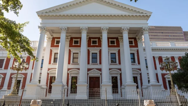 Ilustrasi fasad bertiang putih gedung Parlemen Afrika Selatan di Cape Town, 2024