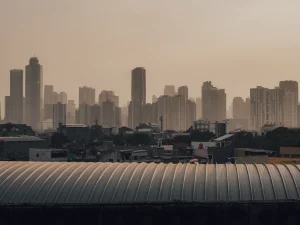 Deretan gedung pencakar langit Jakarta diselimuti kabut pada senja hari