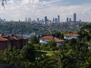Deretan gedung pencakar langit kawasan Levent, Istanbul, dilihat dari seberang Bosporus