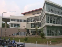 Gedung perpustakaan berdinding kaca di kampus Naresuan University, Phitsanulok, Thailand