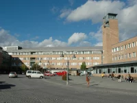 Ilustrasi kompleks gedung bata rumah sakit Rikshospitalet dengan pelataran parkir di Oslo, Norwegia
