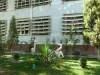 Gedung rumah sakit dengan taman dan patung bangau di pinggiran Tashkent, Uzbekistan