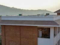 Ilustrasi gedung bata bertingkat Sekolah Menengah Shree Bhagawati di Sankhu, Lembah Kathmandu