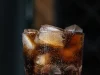 Ilustrasi segelas minuman soda cokelat berisi es batu dan gelembung