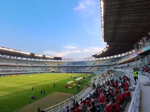 Tribun dan lapangan Stadion Gelora Bung Tomo Surabaya saat laga sore hari