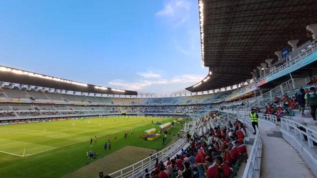 Tribun dan lapangan Stadion Gelora Bung Tomo Surabaya saat laga sore hari