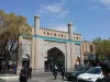 Ilustrasi pejalan kaki menyeberang jalan di depan rekonstruksi Gerbang Nowbar, Tabriz, Iran