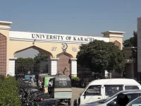 Gerbang Silver Jubilee Universitas Karachi dengan kendaraan terparkir di depannya, Karachi, Pakistan