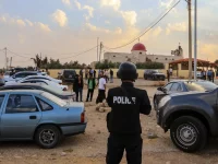 Polisi berjaga di luar Gereja Ortodoks Yunani di Desa Hamoud, Karak, Yordania