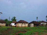 Deretan rumah beratap genting di desa suku Bhimavaram, Maredumilli, Andhra Pradesh, India
