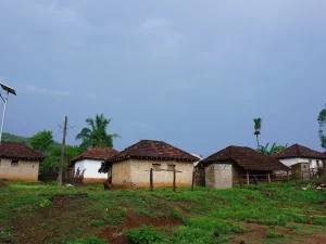 Deretan rumah beratap genting di desa suku Bhimavaram, Maredumilli, Andhra Pradesh, India