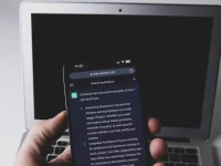 Pengguna membuka aplikasi ChatGPT di ponsel pintar