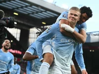 Erling Haaland merayakan gol sambil digendong rekan setim Manchester City di Anfield