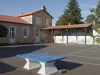 Halaman sekolah yang kosong dengan meja pingpong beton di Brux, Vienne, Prancis