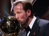 Harry Kane mencium trofi Ballon d'Or 2026 di London