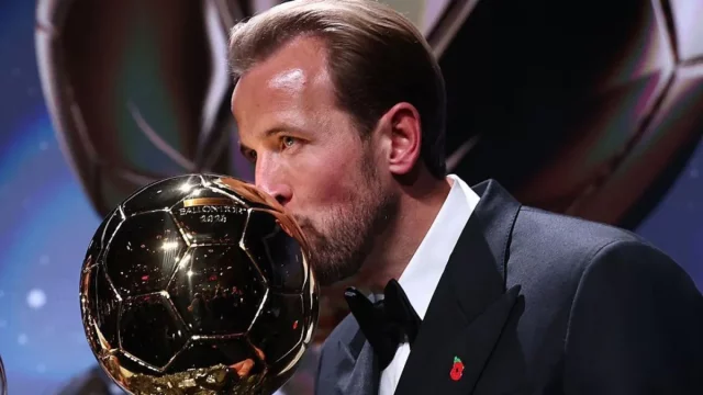 Harry Kane mencium trofi Ballon d