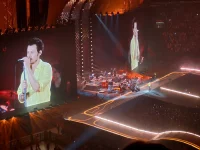 Harry Styles tampil di layar raksasa konser Together, Together di Amsterdam