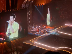 Harry Styles tampil di layar raksasa konser Together, Together di Amsterdam