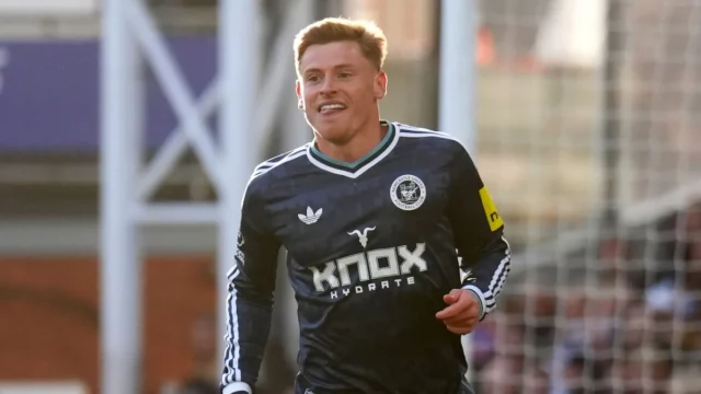 Pemain Newcastle Harvey Barnes tersenyum usai mencetak gol ke gawang Crystal Palace