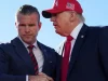 Menteri Pertahanan AS Pete Hegseth dan Presiden Donald Trump berbincang di Maryland