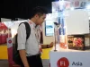 Pengunjung mengamati produk inovasi pangan di gerai pameran Food Ingredients Asia