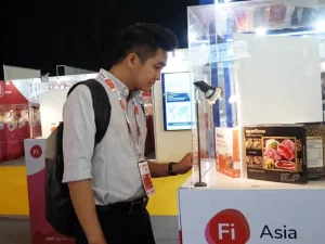 Pengunjung mengamati produk inovasi pangan di gerai pameran Food Ingredients Asia