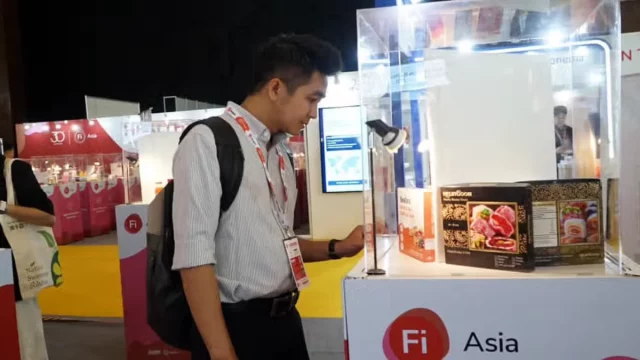 Pengunjung mengamati produk inovasi pangan di gerai pameran Food Ingredients Asia