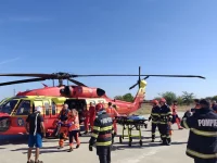 Petugas pemadam dan penyelamat di dekat helikopter di Constanta, Rumania