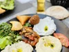 Hidangan hummus, labneh, tabbouleh, falafel, dan roti pita di restoran Lebanon di Jenewa, Swiss