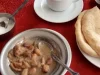 Ilustrasi sarapan ful, roti baladi, dan secangkir teh di sebuah meja di Kairo