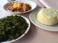 Ilustrasi sepiring ugali dengan sayur hijau dan semangkuk tumbukiza di Mombasa, Kenya
