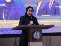 Hilyatun Nuha memaparkan disertasi model daur ulang sampah botol PET dalam sidang promosi doktor di ITS