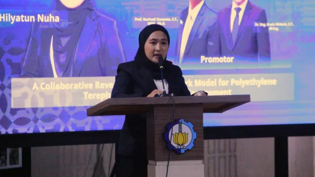 Hilyatun Nuha memaparkan disertasi model daur ulang sampah botol PET dalam sidang promosi doktor di ITS