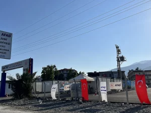 Ilustrasi gerbang pusat hunian sementara AFAD bagi penyintas gempa di Antakya, Hatay, Turki