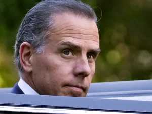 Hunter Biden masuk ke kendaraan saat meninggalkan pengadilan federal di Los Angeles