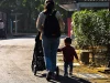 Ilustrasi seorang ibu mendorong kereta bayi sambil menggandeng anak balita, Kaohsiung, Taiwan