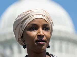 Anggota DPR AS Ilhan Omar dengan latar kubah Gedung Capitol di Washington
