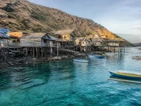 Ilustrasi rumah panggung kayu kampung nelayan di pulau berbukit kering dengan perahu bercadik