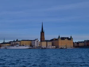 Deretan bangunan tepi air di Stockholm, Swedia, di bawah langit biru