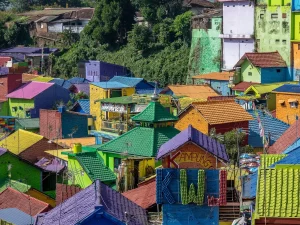 Ilustrasi permukiman padat berwarna-warni yang ditata bersama warga