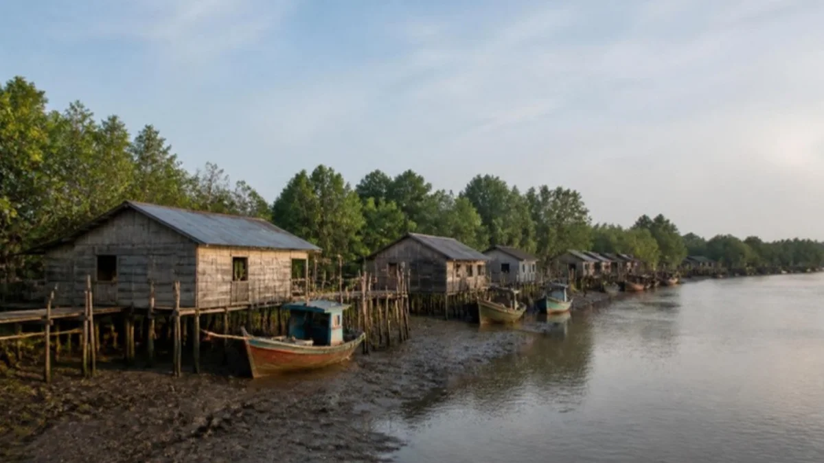 Ilustrasi deretan rumah panggung kayu dan perahu nelayan di muara berlumpur berlatar bakau