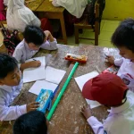 Ilustrasi siswa sekolah dasar belajar berkelompok