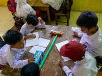 Ilustrasi siswa sekolah dasar belajar berkelompok