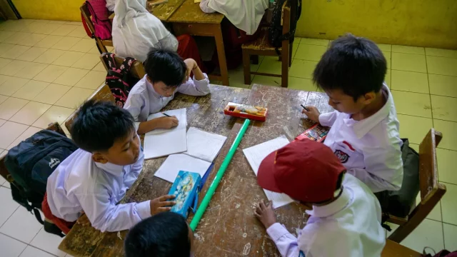 Ilustrasi siswa sekolah dasar belajar berkelompok