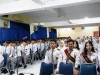 Ilustrasi siswa SMA berseragam dalam sebuah pertemuan di aula sekolah