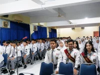 Ilustrasi siswa SMA berseragam dalam sebuah pertemuan di aula sekolah