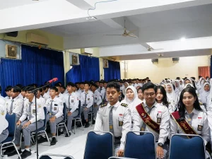 Ilustrasi siswa SMA berseragam dalam sebuah pertemuan di aula sekolah