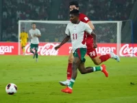 Pemain Bangladesh menggiring bola dikejar pemain Indonesia di GBK