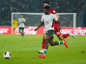 Pemain Bangladesh menggiring bola dikejar pemain Indonesia di GBK