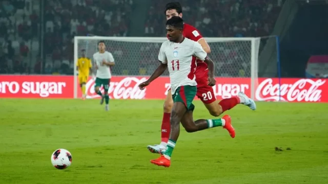 Pemain Bangladesh menggiring bola dikejar pemain Indonesia di GBK
